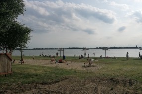 Mreža na odbojkaškim terenima na Peščanoj plaži na Paliću