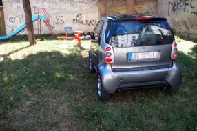 Pronalaženje hladovine za automobil na dečijem igralištu