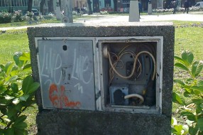 Otvorena naponska kutija u parkiću kod Socijalnog