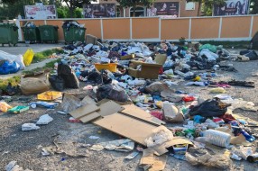 Divlja deponija kod stadiona Bačke, počeli da bacaju iznutrice