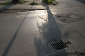 Neobeležen pešački prelaz i vertiklana znakovna signalizacija (raskrsnica Braće Majer i Frankopanske)