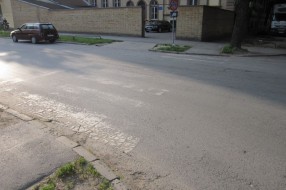 Neobeležen pešački prelaz i vertiklana znakovna signalizacija (raskrsnica Braće Majer i Frankopanske)