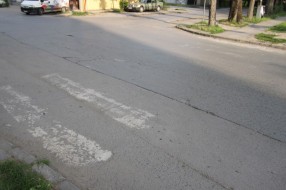 Neobeležen pešački prelaz i vertiklana znakovna signalizacija (raskrsnica Braće Majer i Frankopanske)