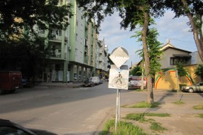 Neobeležen pešački prelaz i vertiklana znakovna signalizacija (raskrsnica Braće Majer i Frankopanske)