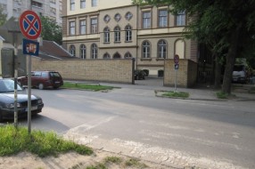Neobeležen pešački prelaz i vertiklana znakovna signalizacija (raskrsnica Braće Majer i Frankopanske)