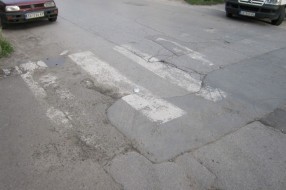 Neobeležen pešački prelaz i vertiklana znakovna signalizacija (raskrsnica Braće Majer i Frankopanske)
