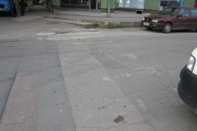 Neobeležen pešački prelaz i vertiklana znakovna signalizacija (raskrsnica Braće Majer i Frankopanske)