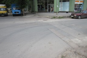 Neobeležen pešački prelaz i vertiklana znakovna signalizacija (raskrsnica Braće Majer i Frankopanske)