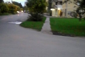 Pešaci se usmeravaju da prelaze put na neobeleženom mestu
