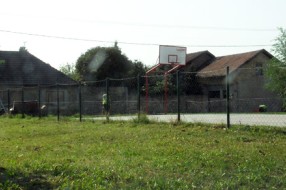 Igralište ili deponija? (ugao Travničke i Stipe Grgića)