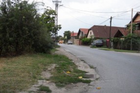 Kontejneri na trotoaru (Ulica Lasla Sekerša)