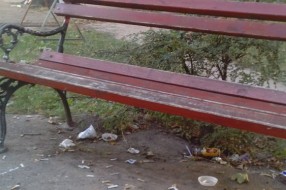 Prljavština u "parku" Opšte Bolnice
