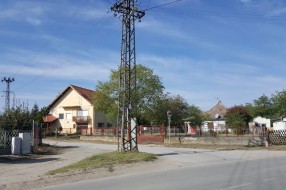 Ogledalo i zaštitna ograda na krivini - raskrsnice Majšanskog puta i Segedinske ulice