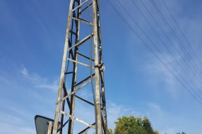 Ogledalo i zaštitna ograda na krivini - raskrsnice Majšanskog puta i Segedinske ulice