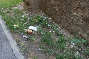 Neodržavanje javne površine (Trg Jakaba i Komora 35)