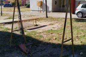 Oštećena ljuljaška na igralištu (Karađorđev put 89a)