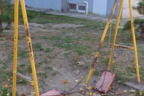 Oštećena ljuljaška na igralištu (Karađorđev put 89a)