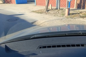 Oštećenje puta na početku ulice Bore Stankovića kod broja 35
