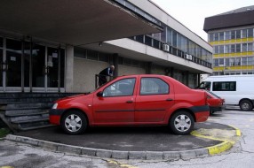 Parkiranje ispred zgrade Nove opštine