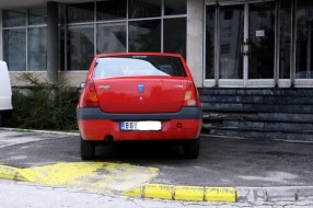 Parkiranje ispred zgrade Nove opštine