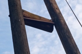 Trula bandera nagnuta nad kućom u Užičkoj ulici