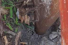 Rukohvat i krov na toboganu na dečjem igralištu u Dudovoj šumi