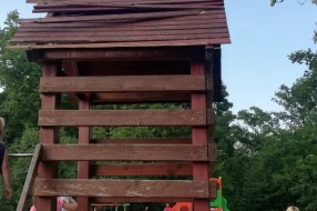 Rukohvat i krov na toboganu na dečjem igralištu u Dudovoj šumi