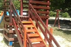 Rukohvat i krov na toboganu na dečjem igralištu u Dudovoj šumi