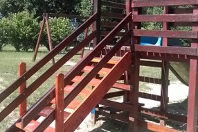 Rukohvat i krov na toboganu na dečjem igralištu u Dudovoj šumi