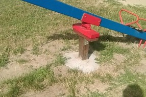 Rukohvat i krov na toboganu na dečjem igralištu u Dudovoj šumi