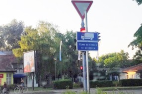 Tabla zaklonila semafor u Ulici Đorđa Natoševića