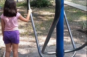 Oštećena klupa i nesigurne sprave za vežbanje u Dudovoj šumi