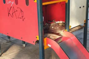 Izmet na dečjem igralistu u centru grada