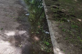 Žabokrečina i smrad na parkingu