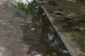 Žabokrečina i smrad na parkingu