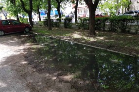 Žabokrečina i smrad na parkingu