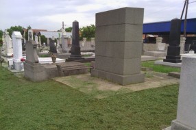 Košenje trave na Bajskom groblju