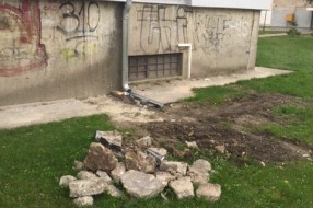 Rupa posle vodovodarskih radova stoji otvorena više od mesec i po dana (Karađorđev put)