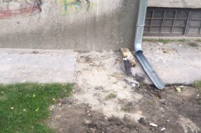 Rupa posle vodovodarskih radova stoji otvorena više od mesec i po dana (Karađorđev put)