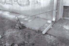 Rupa posle vodovodarskih radova stoji otvorena više od mesec i po dana (Karađorđev put)