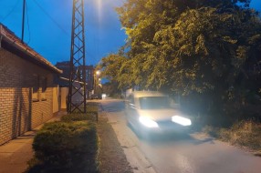 Drvo se nadvilo na Jadranskom ulicom i ometa normalan saobraćaj
