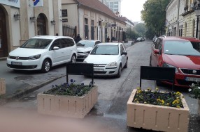 Nepropisno parkirano vozilo stranih tablica danima na trotoaru