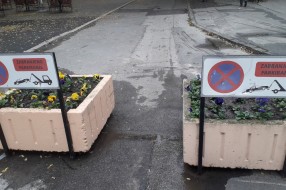 Nepropisno parkirano vozilo stranih tablica danima na trotoaru