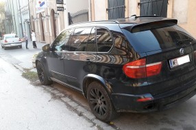 Nepropisno parkirano vozilo stranih tablica danima na trotoaru