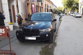 Nepropisno parkirano vozilo stranih tablica danima na trotoaru