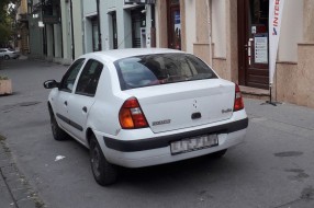 Nepropisno parkirano vozilo stranih tablica danima na trotoaru