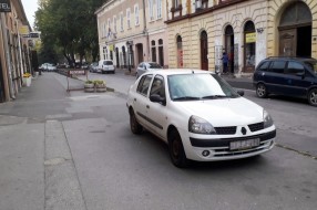 Nepropisno parkirano vozilo stranih tablica danima na trotoaru