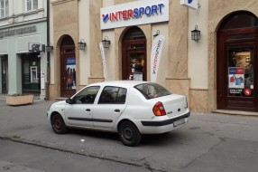 Nepropisno parkirano vozilo stranih tablica danima na trotoaru