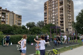 Deca se igraju na spavama za ulično treniranje na Prozivci