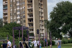 Deca se igraju na spavama za ulično treniranje na Prozivci